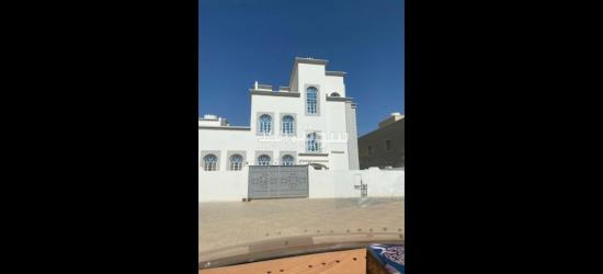 للايجار شقة للعوائل في بناية سكنية في المعبيلة الثامنة على الشارع السريع بالقرب من مدرسة خاصة